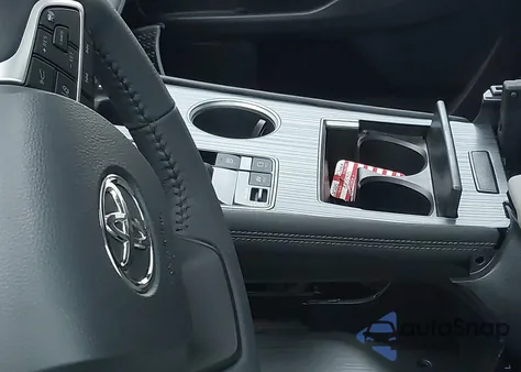 2025 Toyota Sienna Xle z USA, uszkodzony, nr VIN 5TDJSKFC2SS168976